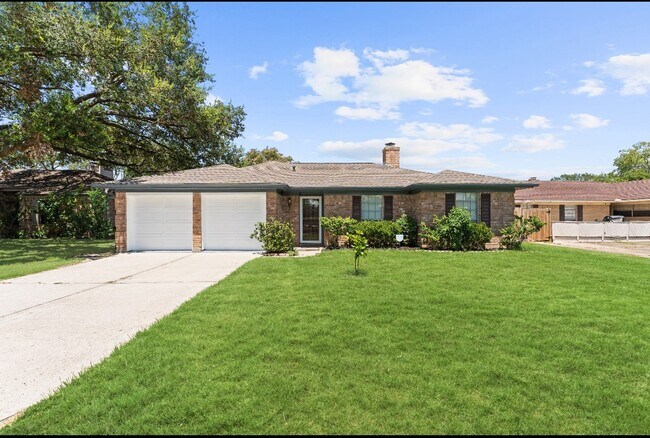 Primary Photo - 815 Pebbleshire Dr