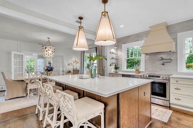 Building Photo - Completely Renovated Charming - 3 bedroom 2 bathroom home - 1108 Bonventure Rd, Savannah GA