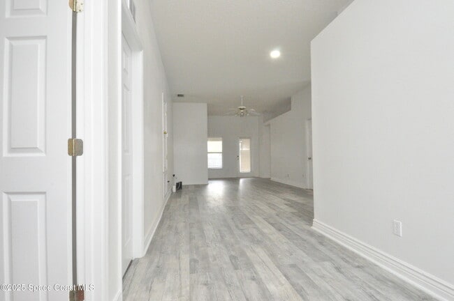 Building Photo - 911 Eldron Blvd SE