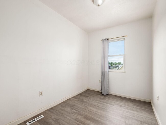 Building Photo - 100 S Oakley Ave