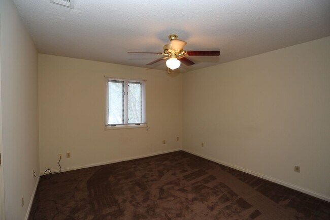 Building Photo - 2 Bedroom near Country Club