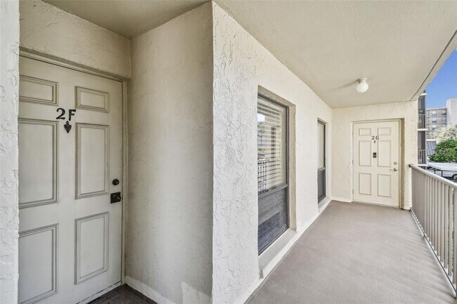 Building Photo - 2700 Cove Cay Dr