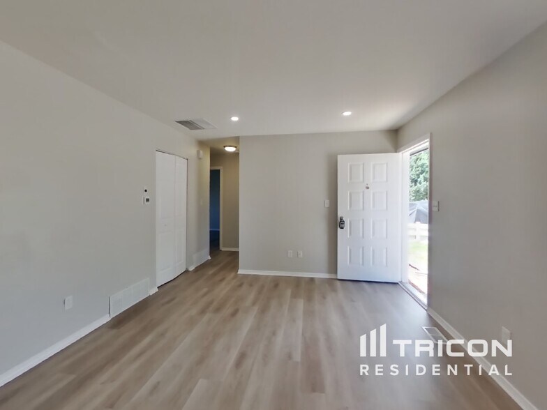 Building Photo - 6640 Brook Forest Dr