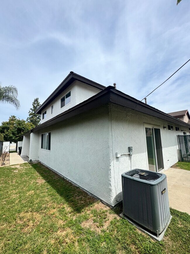 Building Photo - 2210-2212 E Avalon Ave