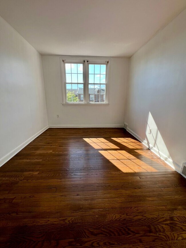 Building Photo - Stunning 3-Bedroom Townhome with Garage in Brookhaven! Available NOW!