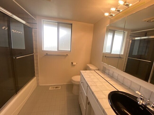 Building Photo - $3950 2520 SqFt, SFH/4BDR,2BA,office/Garag...