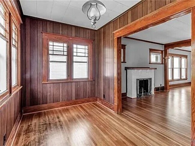 Building Photo - 255 Woodside Ave