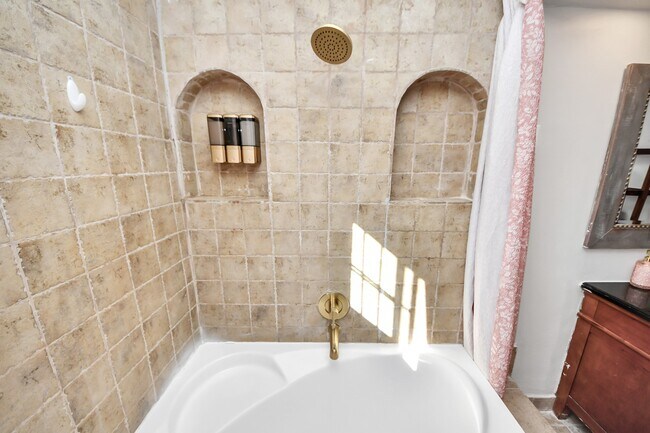 Building Photo - 15715 Creekhaven Dr