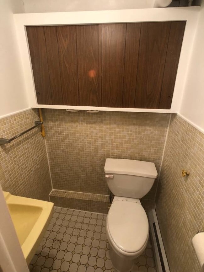 Building Photo - Newer & Modern 3 Bed., 1.5 Bath Home w/W/D...