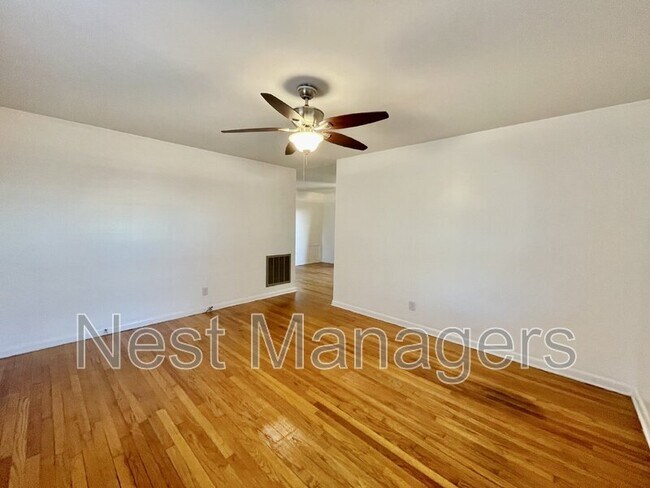 Building Photo - 3522 Thomas Dr