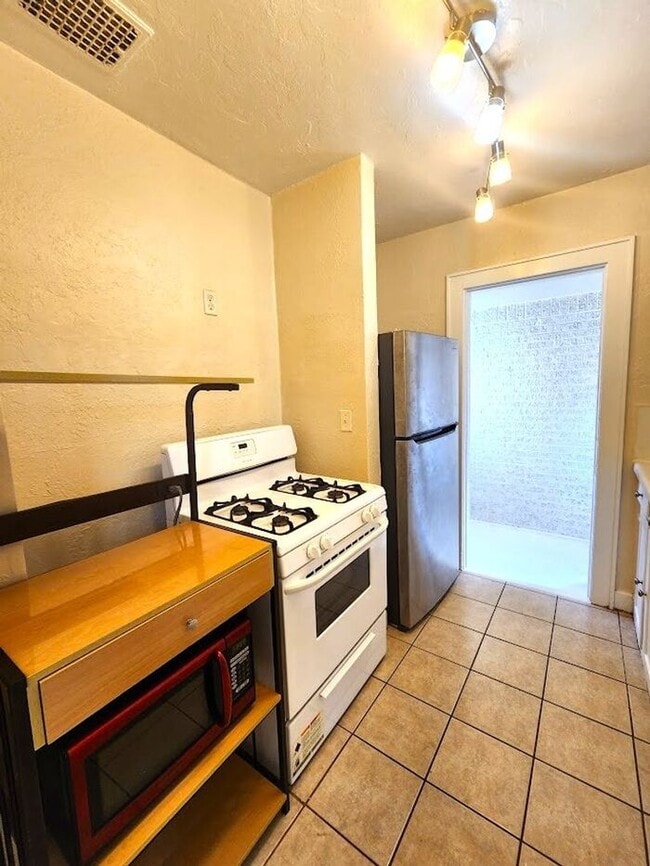Building Photo - 1 Bed 1 Bath Upstairs Garage Apt in the Mi...