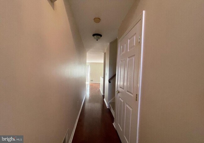 Building Photo - 127 Tulip Ln