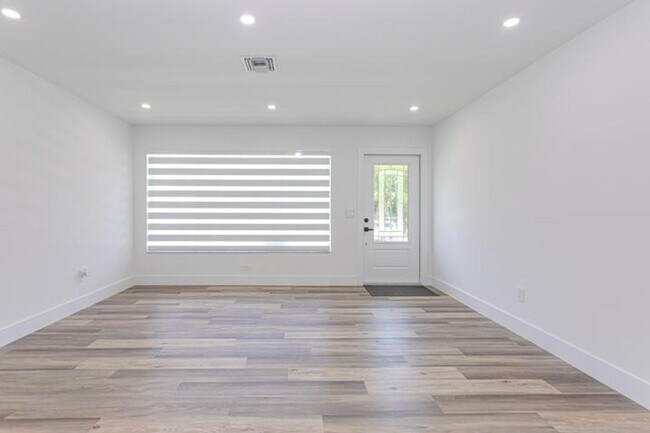 Building Photo - 1717 16th Ct N