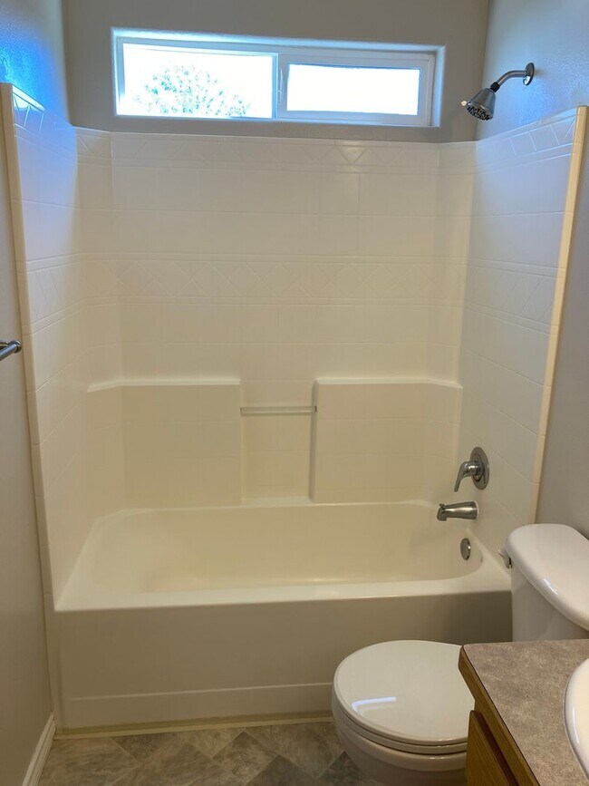 Building Photo - 928 N Middlemist Pl - Awesome Backyard, Go...