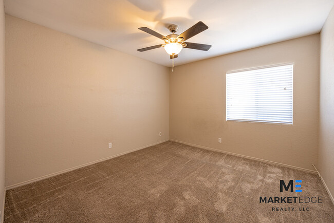 Building Photo - 4Bed/2.5Bath Home at 56th/Cactus! $399 MOV...