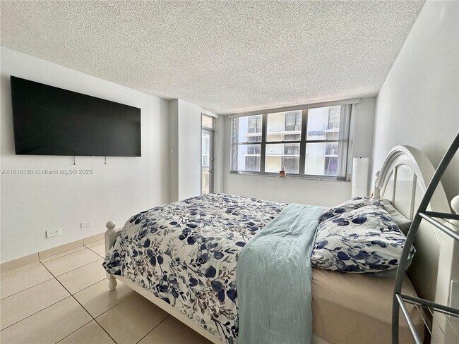 Building Photo - 6039 Collins Ave