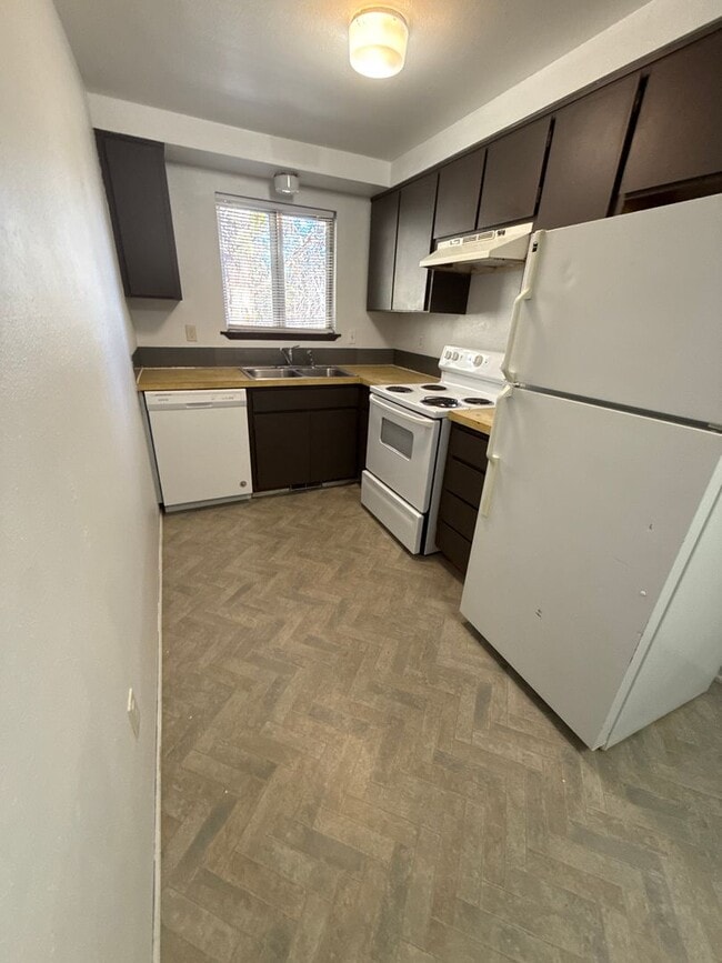 Building Photo - cente