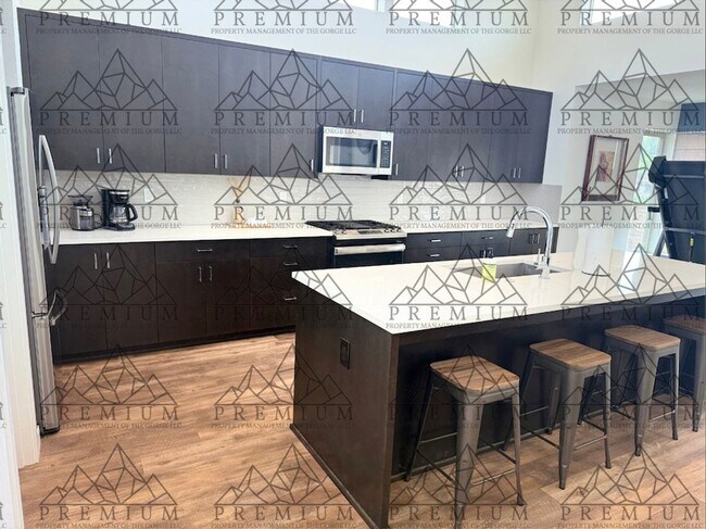 Building Photo - 3 BED 2 BATH FULLY FURNISHED HOME!!!