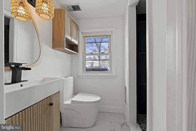 Building Photo - 395 Montgomery Dr