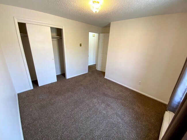 Building Photo - 810 Mary Anne Dr