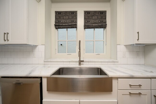 Building Photo - **LIKE-NEW, HIGH-END EXECUTIVE HOME WITH I...