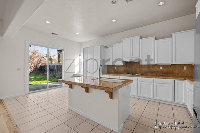 Building Photo - 155 E Heritage Dr