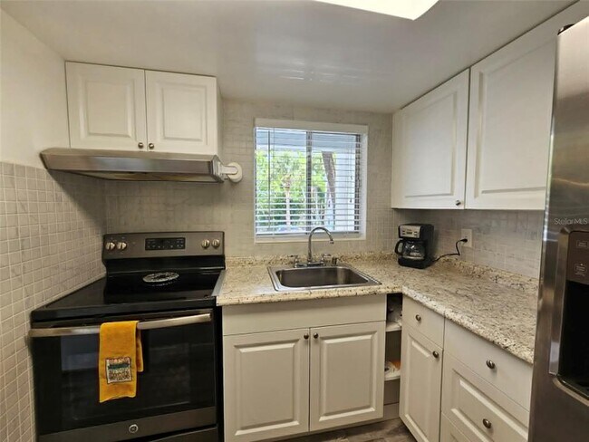 Building Photo - 2028 Canal Dr