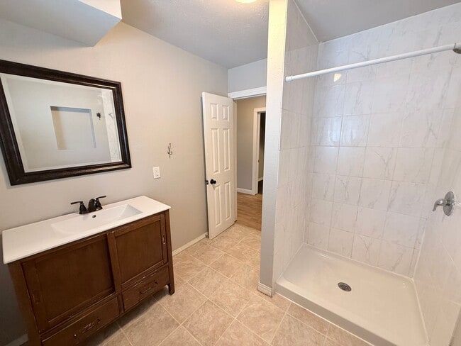 Building Photo - Spacious 5-Bedroom Home Near MSUM & Concordia – Perfect for Students or Large Households!