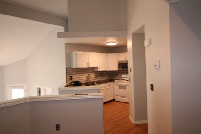 Building Photo - Adorable 2bdrm 1 bath townhome in Desirabl...