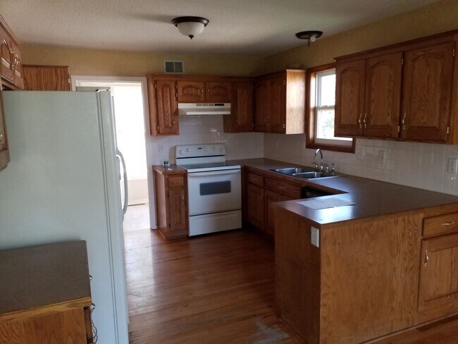 Building Photo - AVAILABLE NOW! Beautiful LARGE 4 BD 3 BTH ...