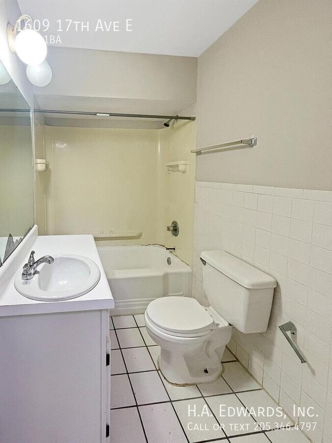 Building Photo - 1609 17th Ave E