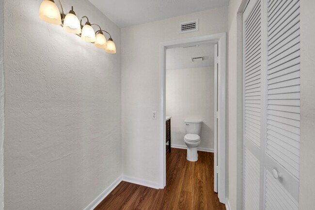 Building Photo - Bright and Spacious 2 Bedroom Condo in Spanish Pines