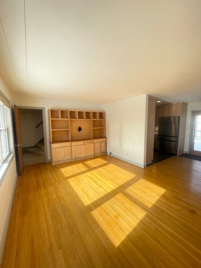 Building Photo - SHORT TERM LEASE TO MAY - 3 Bedroom, 2 Bat...