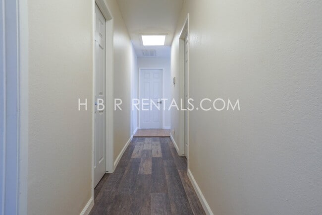 Building Photo - Spacious Family Retreat in Manteca, Ready ...