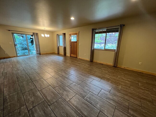 Building Photo - Beautiful Single Level home in Sisters!