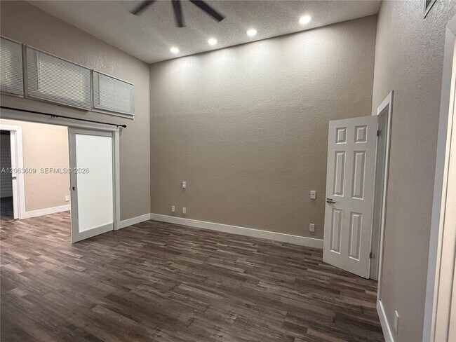 Building Photo - 2645 Parkview Dr S