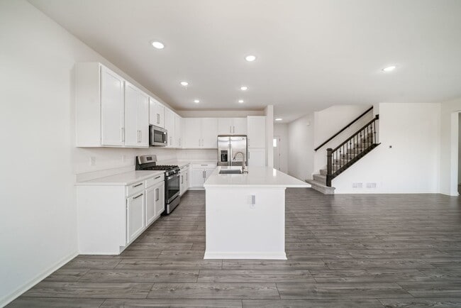 Building Photo - 356 S Pointe Ave