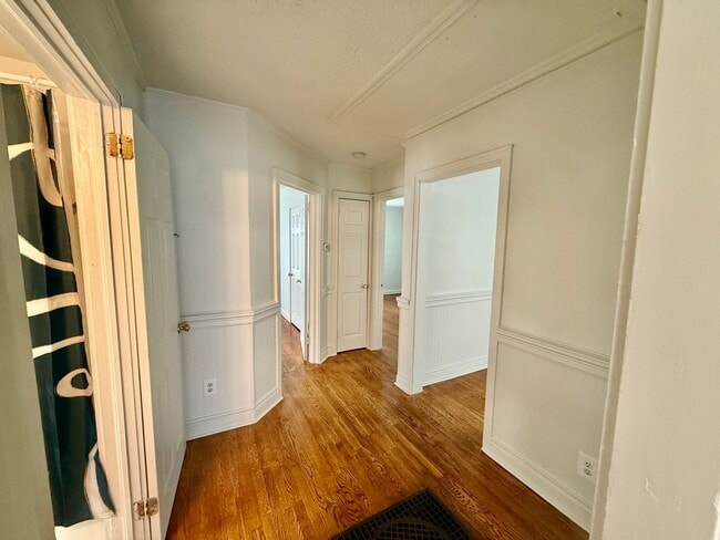 Building Photo - Two bedroom, 1 bath house in Burlington