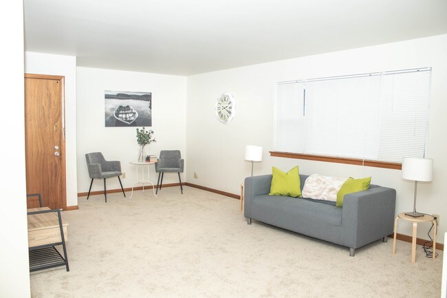 Building Photo - 1601 Roxbury Rd