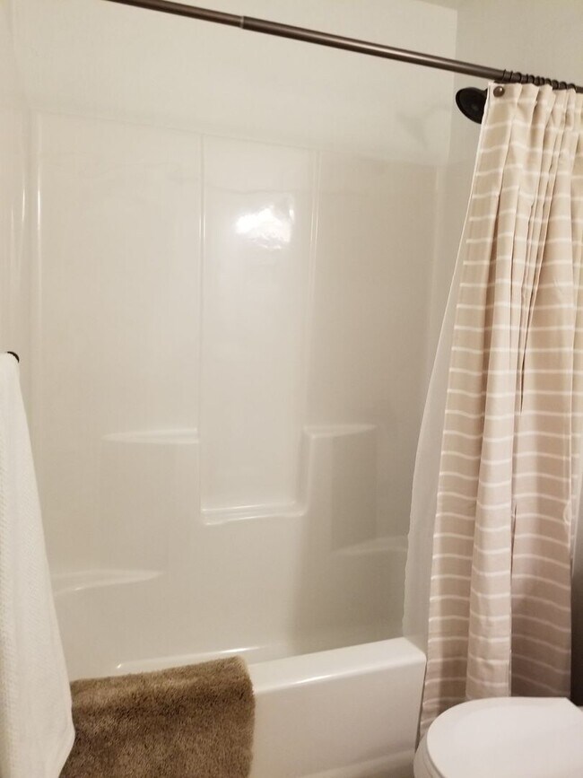 Building Photo - Newer two bedroom/two bath duplex | Availa...
