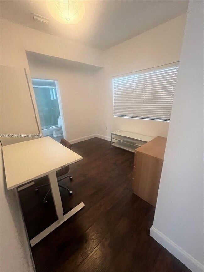 Building Photo - 920 SW 9th St