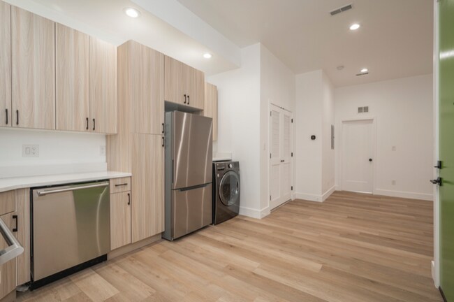 Building Photo - 4432 Lancaster Ave