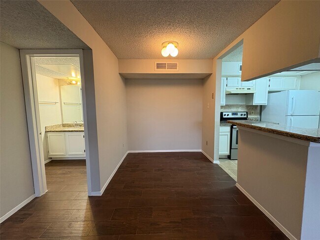 Building Photo - 10555 Turtlewood Ct