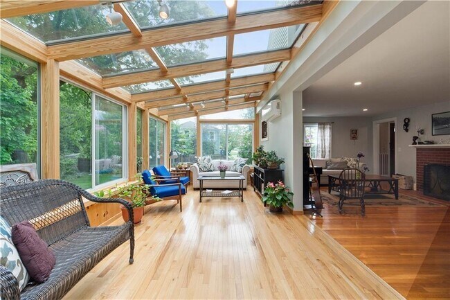 Building Photo - 27 1/2 Doro Pl