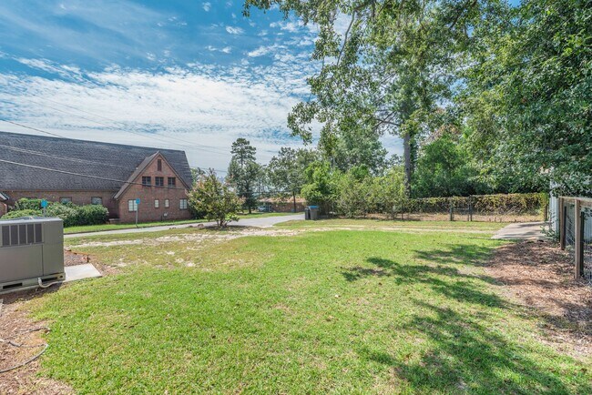 Building Photo - Charming 3-bedroom/2-bath single-family ho...