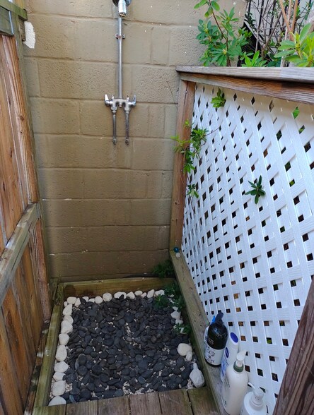 Outdoor shower - 403 E 53rd St