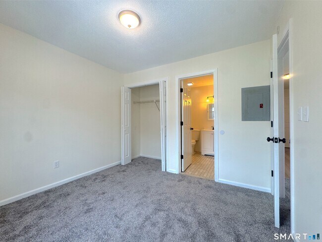 Building Photo - 666 Broad St