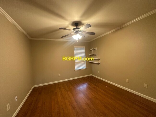 Building Photo - 3 Bed 2 Bath!