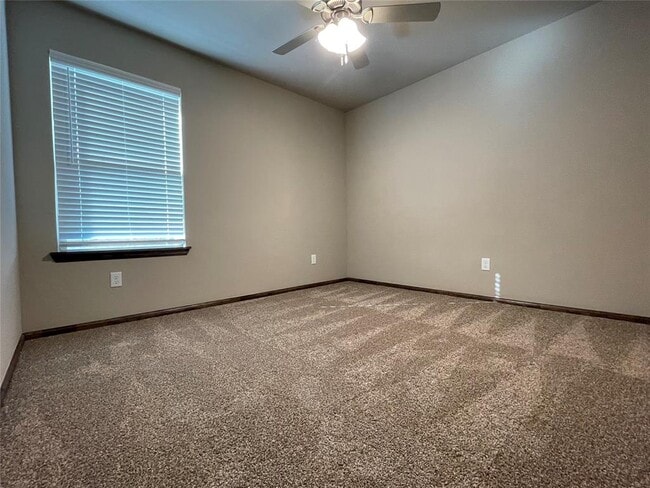 Building Photo - 2033 Sara Vista Dr