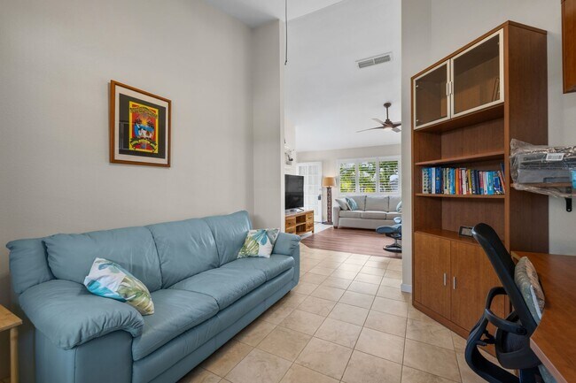 Building Photo - Furnished Home Close to Town